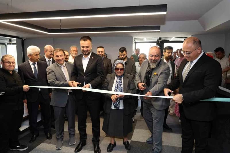 Talas’ta açılan Tezhip, Hat, Ebru ve Yakma Eserler Sergisinden sanat eserleri ve ziyaretçiler