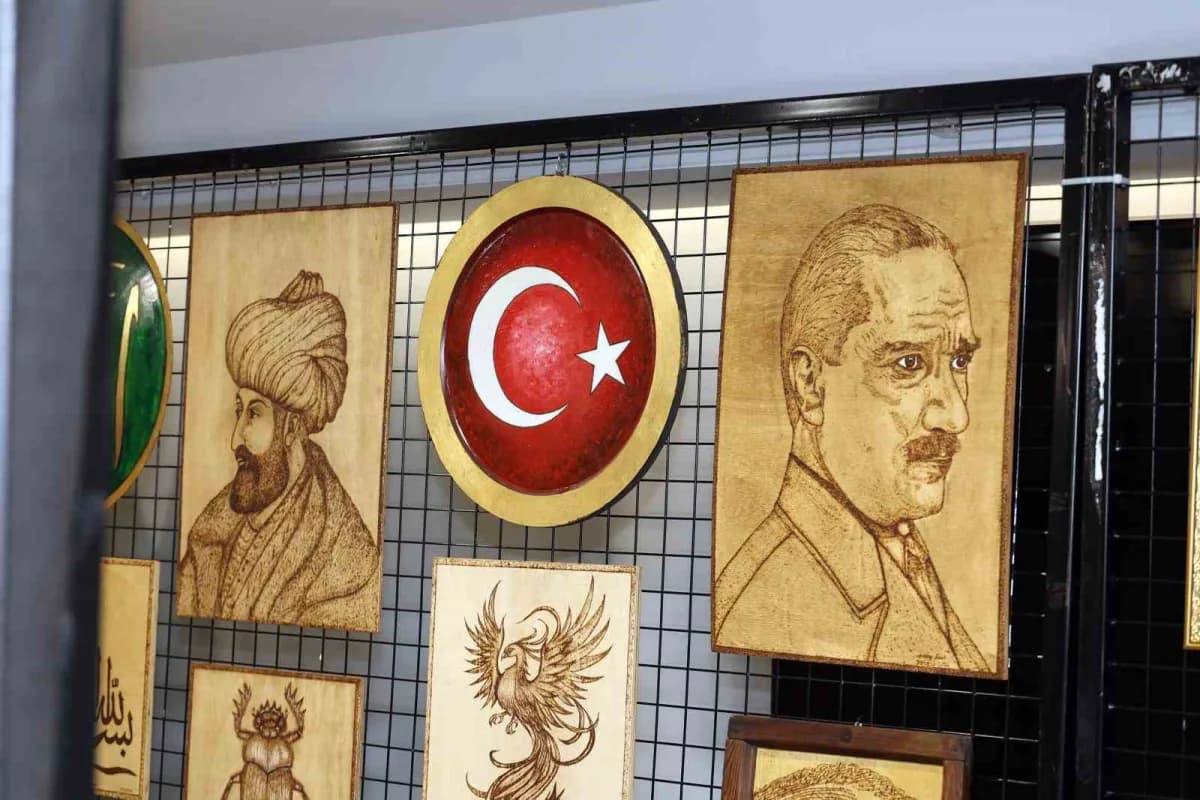 Türk-islam sanatlarının zarafetini ve geleneksel el sanatlarının inceliklerini yansıtan 'tezhip-hat-ebru-yakma Eserler S