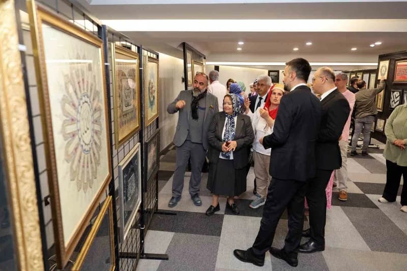 Türk-islam sanatlarının zarafetini ve geleneksel el sanatlarının inceliklerini yansıtan 'tezhip-hat-ebru-yakma Eserler S