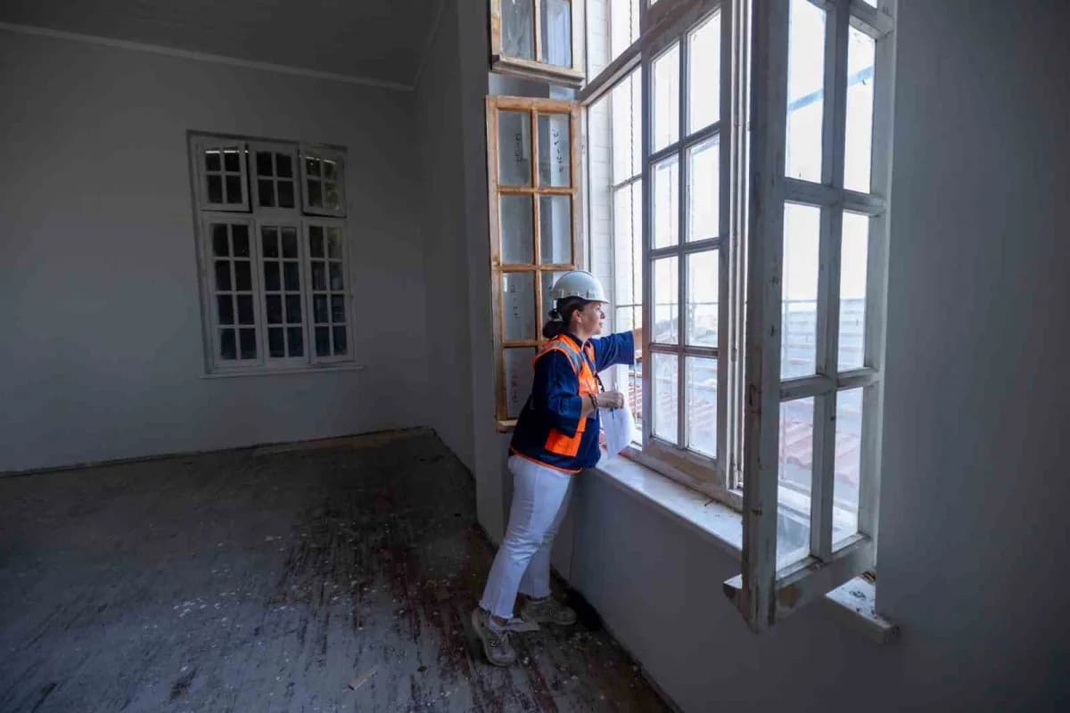 İzmir Büyükşehir Belediyesi tarafından konservatuvar olarak yeniden kullanıma açılacak Tarihi yapıda inşaat çalışmaların