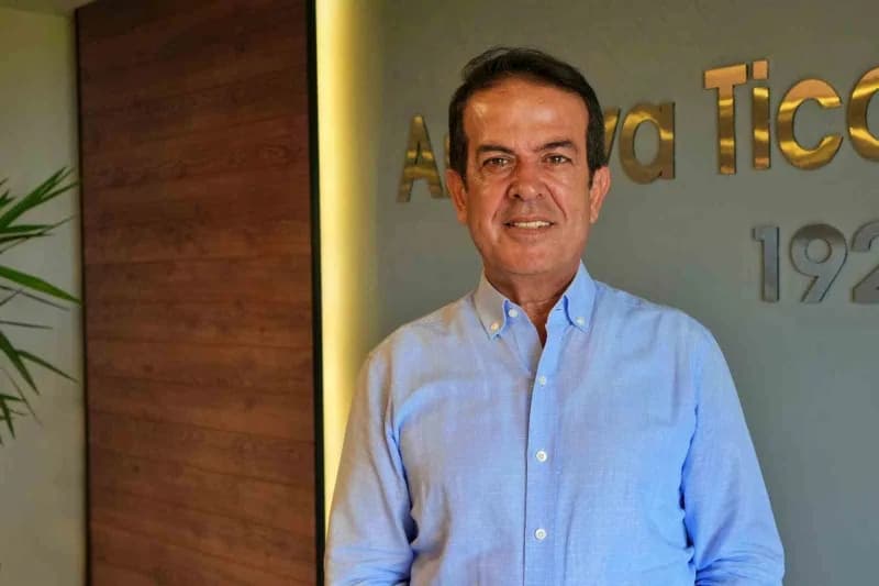 Antalya Ticaret Borsası Başkanı Ali Çandır basın açıklaması yaparken