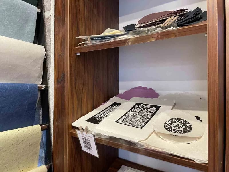 Ankara'da bulunan bir Kağıt atölyesinde Geleneksel yöntemlerle lifli bitkiler ve tarımsal atıkları işleyerek el yapımı K