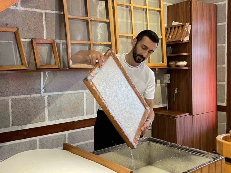 Ankara'da bulunan bir Kağıt atölyesinde Geleneksel yöntemlerle lifli bitkiler ve tarımsal atıkları işleyerek el yapımı K
