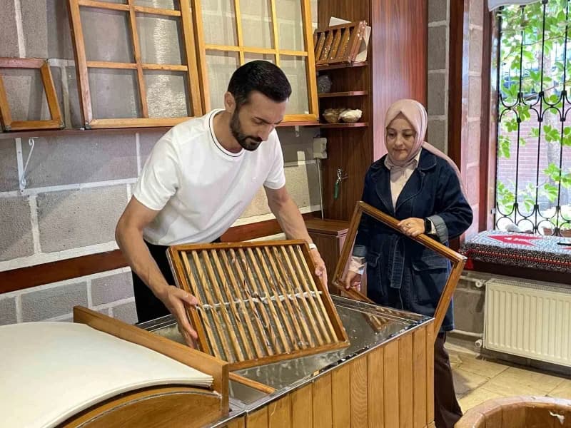Ankara'da geleneksel yöntemlerle tarımsal atıklardan el yapımı kağıt üretimi yapılan atölyede kağıt yapım süreci