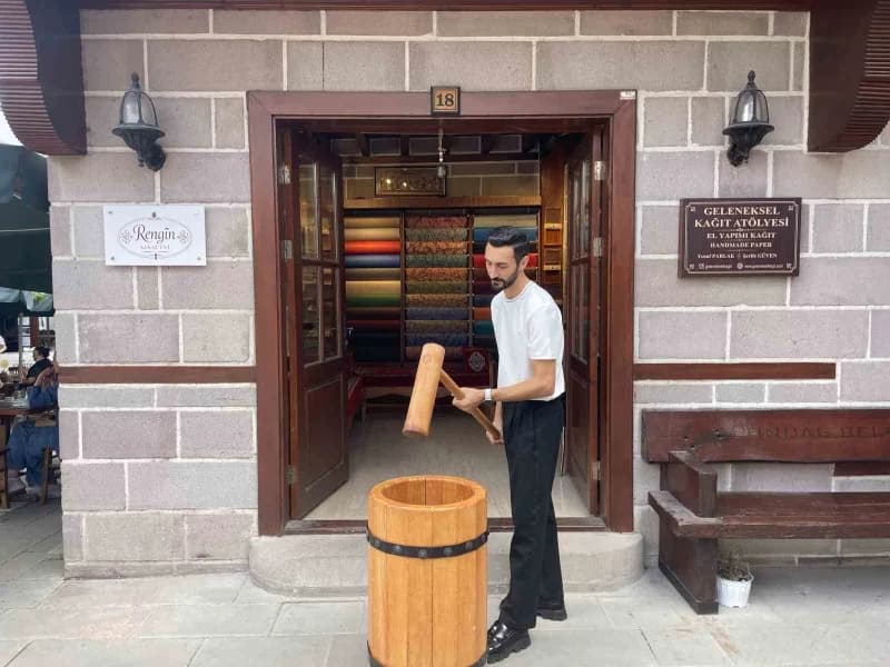 Ankara'da bulunan bir Kağıt atölyesinde Geleneksel yöntemlerle lifli bitkiler ve tarımsal atıkları işleyerek el yapımı K