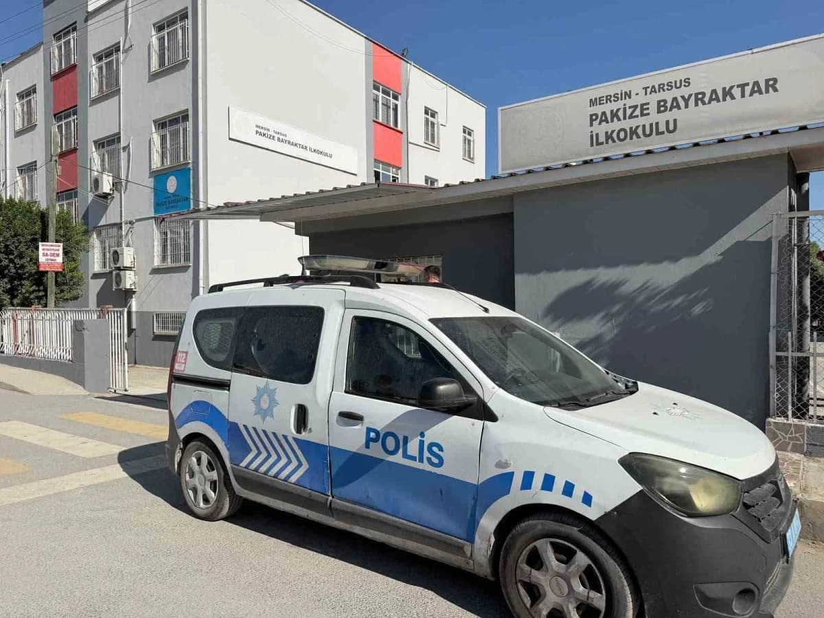 Mersin’in Tarsus ilçesinde 1. Sınıf öğrencisi 7 yaşındaki a.e.’nin çantasından tabanca çıktı. Olayla ilgili öğrencinin b