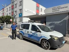 Tarsus Pakize Bayraktar İlkokulu önünde polis ekipleri ve okul yetkilileri