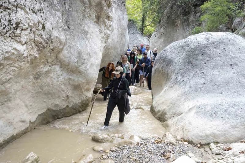 Mersin’in Tarsus ilçesinde düzenlenen Doğa yürüyüşünde yaklaşık 100 doğasever, Kurtçukuru Kanyonunda 8 kilometrelik park