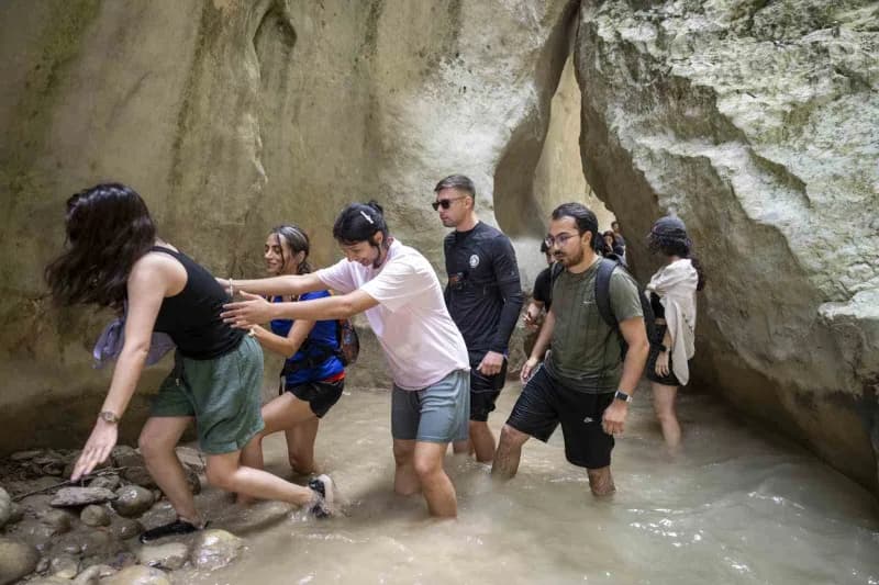 Mersin’in Tarsus ilçesinde düzenlenen Doğa yürüyüşünde yaklaşık 100 doğasever, Kurtçukuru Kanyonunda 8 kilometrelik park