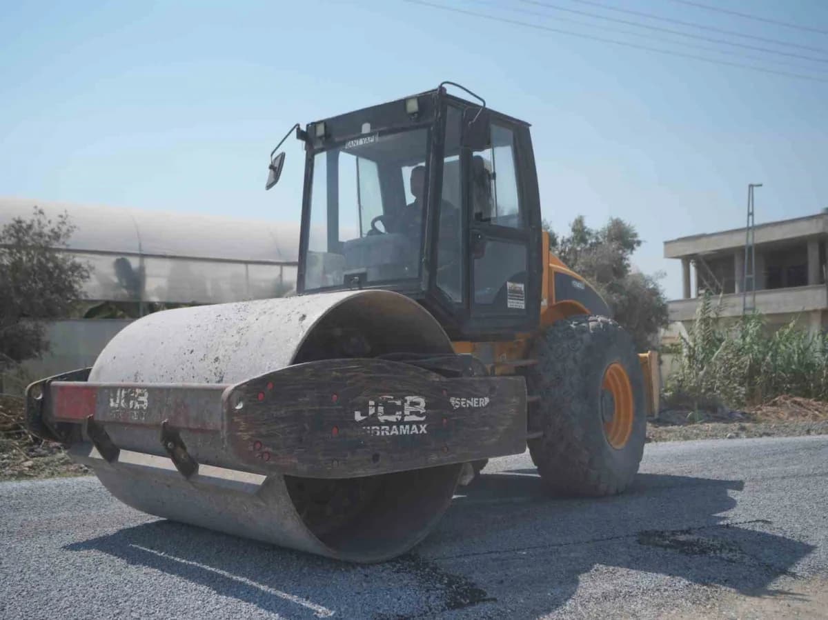 Mersin’in Tarsus ilçesinde tarımsal ulaşımı kolaylaştırmak amacıyla 4 bin 200 metre uzunluğundaki yolda sathi kaplama ça