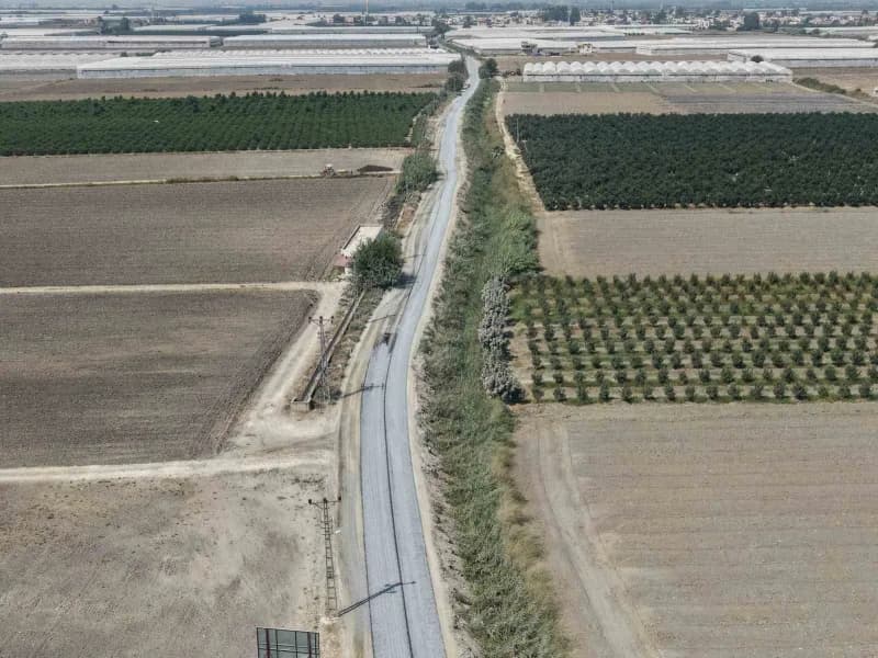 Mersin’in Tarsus ilçesinde tarımsal ulaşımı kolaylaştırmak amacıyla 4 bin 200 metre uzunluğundaki yolda sathi kaplama ça