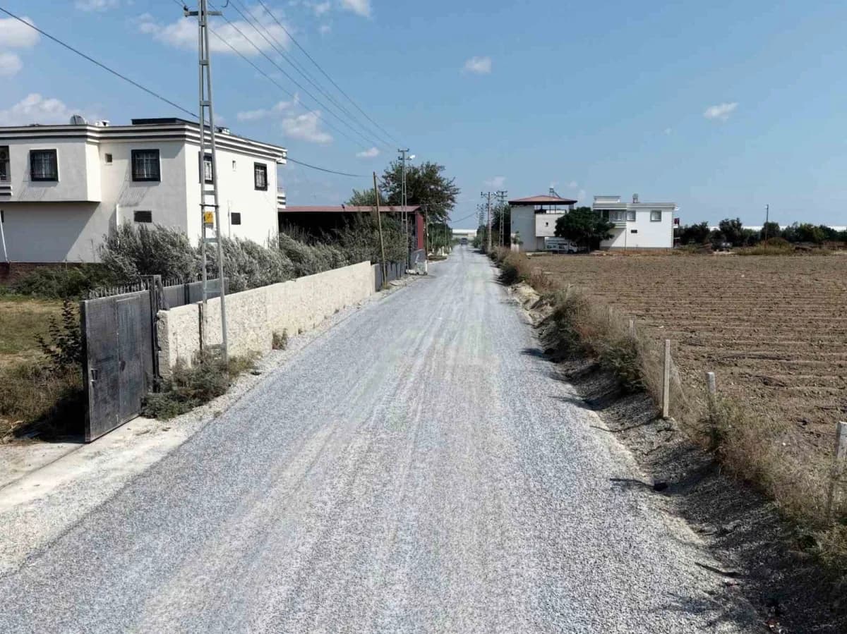 Tarsus Bahşiş Mahallesi’nde tarımsal ulaşım için yenilenen 4 bin 200 metrelik yolun sathi kaplama çalışması