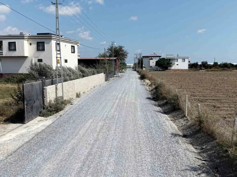 Tarsus Bahşiş Mahallesi’nde tarımsal ulaşım için yenilenen 4 bin 200 metrelik yolun sathi kaplama çalışması