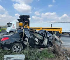 Tarsus Üçtepeler mevkiinde orta refüje çarpan otomobilin kazadan sonraki hali