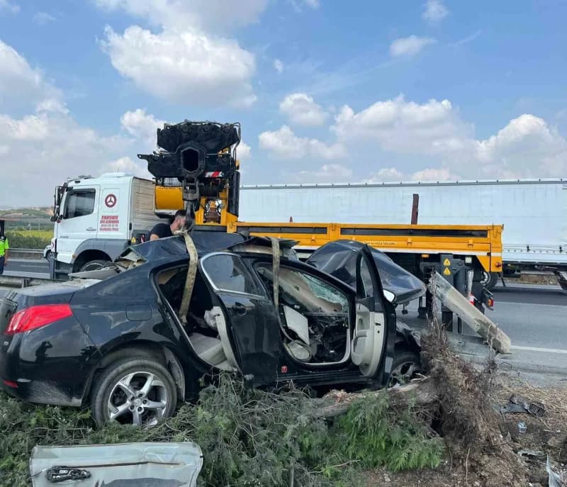 Tarsus Üçtepeler mevkiinde orta refüje çarpan otomobilin kazadan sonraki hali