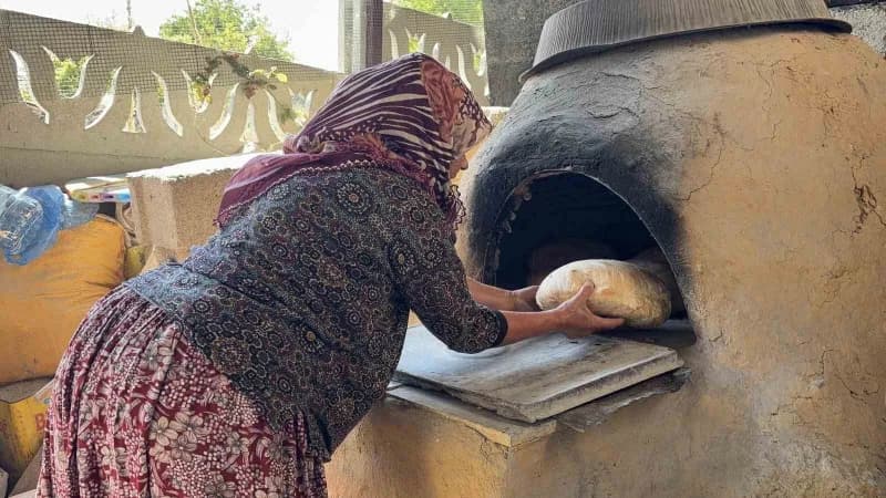 Kırklareli’nin Vize ilçesine bağlı Soğucak köyünde yaşayan Güllü Saykaç, geleneksel yöntemlerle hazırladığı taş fırın ek