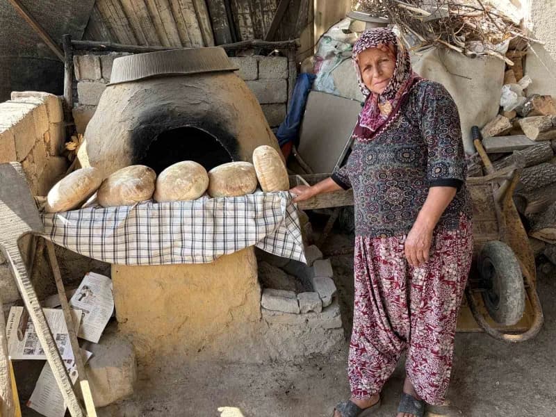 Kırklareli Soğucak köyünde geleneksel taş fırında pişirilen ekmek