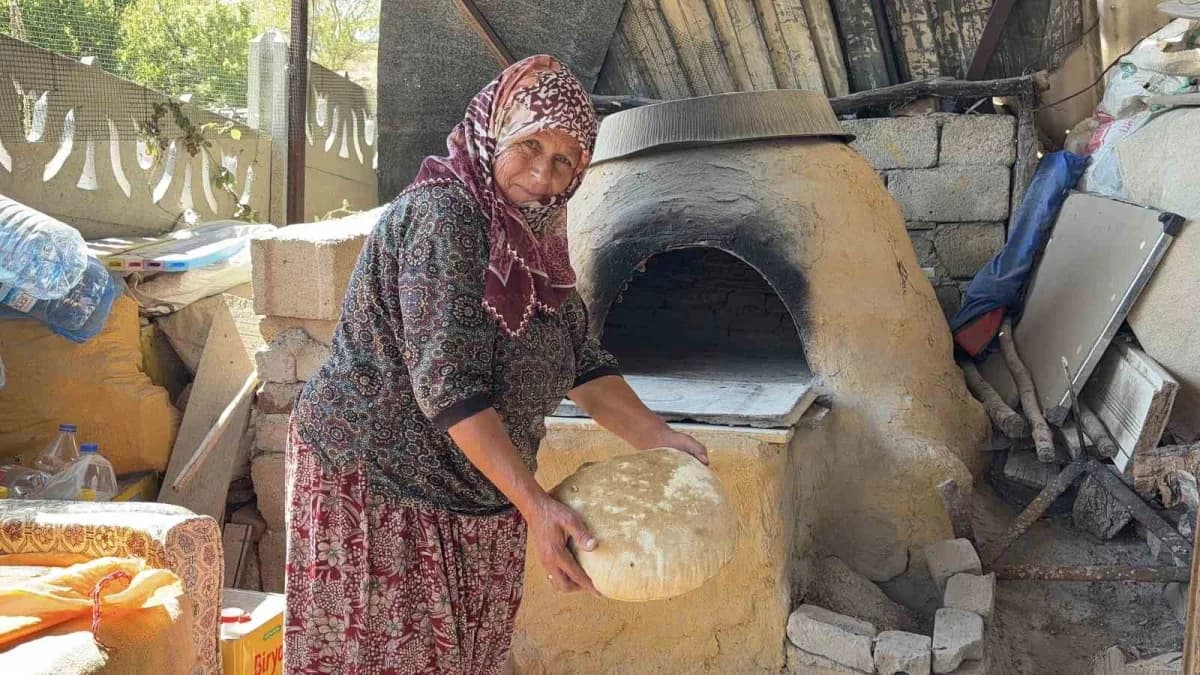 Kırklareli’nin Vize ilçesine bağlı Soğucak köyünde yaşayan Güllü Saykaç, geleneksel yöntemlerle hazırladığı taş fırın ek