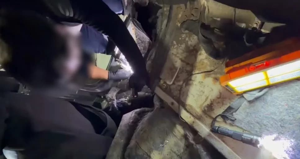 Bitlis’in Tatvan ilçesinde polis ekiplerince durdurulan bir araçta yapılan aramada, metal aksam içerisine zulalanmış 1 k