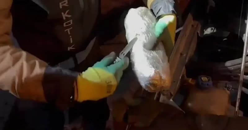 Bitlis’in Tatvan ilçesinde polis ekiplerince durdurulan bir araçta yapılan aramada, metal aksam içerisine zulalanmış 1 k