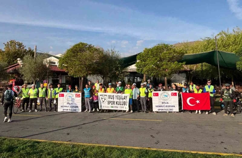 Tatvan’dan Muş’a 100 kilometrelik bisiklet turuna katılan bisikletçiler doğal ve tarihi güzellikler arasında pedal çevir