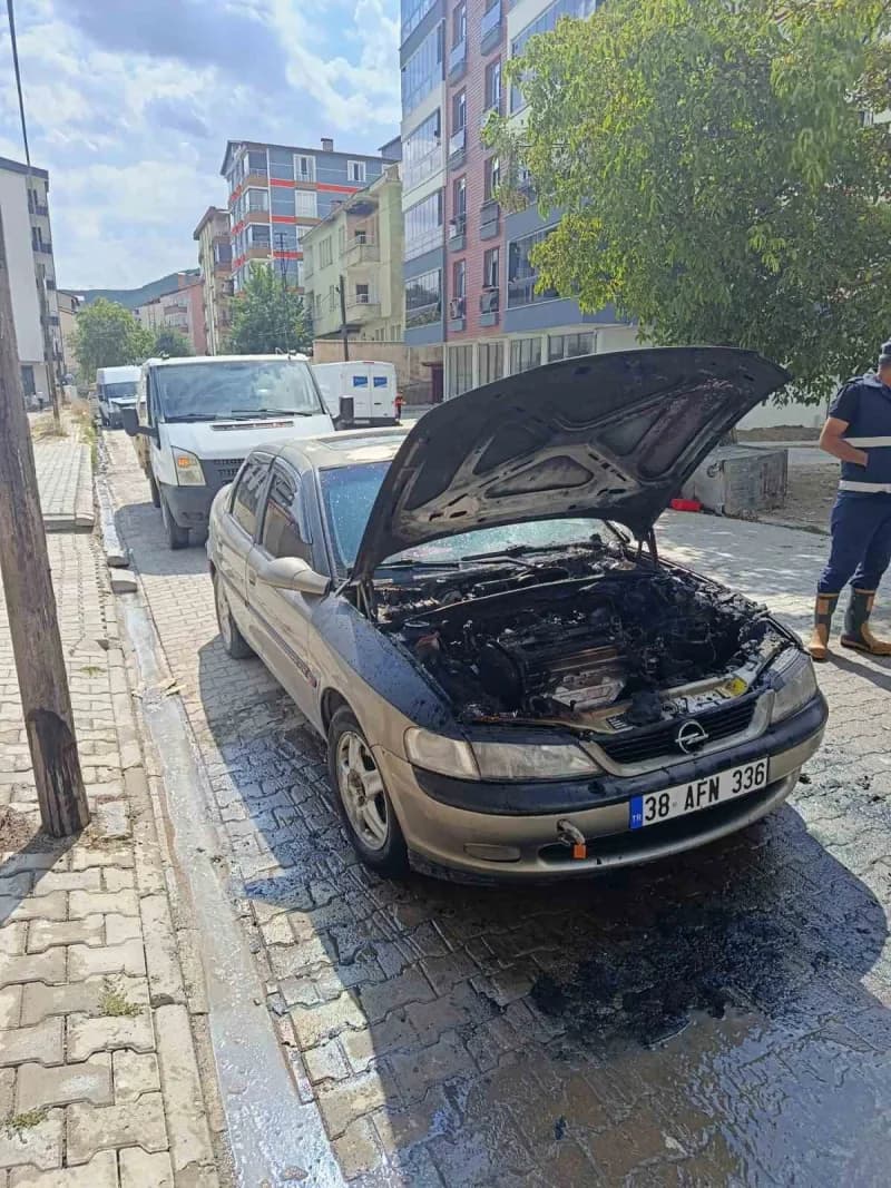 Bitlis’in Tatvan ilçesinde park halindeki LPG’li otomobil, motor bölümünde çıkan yangın sonucu kullanılamaz hale geldi.
