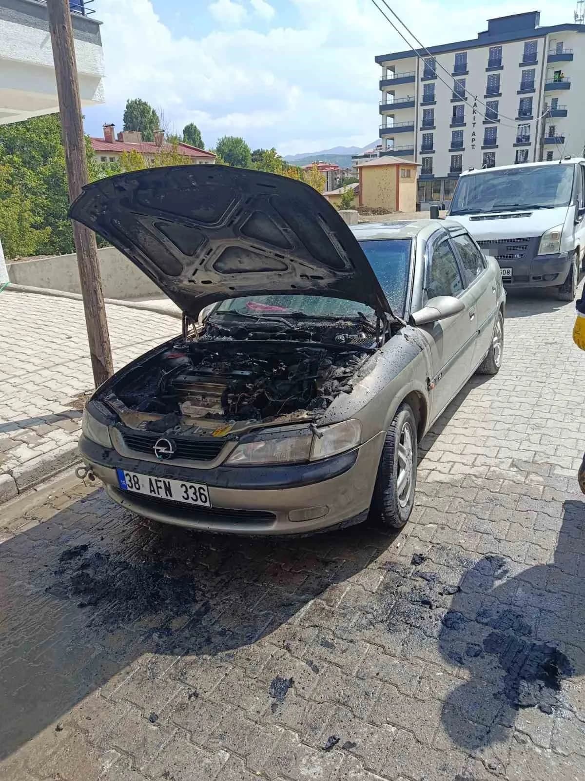 Bitlis’in Tatvan ilçesinde park halindeki LPG’li otomobil, motor bölümünde çıkan yangın sonucu kullanılamaz hale geldi.