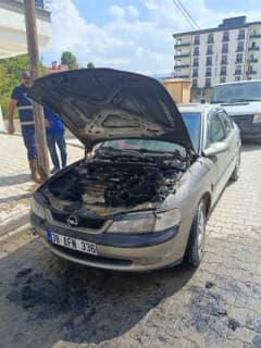 Tatvan’da park halindeki otomobilin motor bölümünde çıkan yangın sonrası itfaiye ekiplerinin müdahalesi