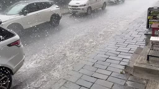 Tatvan ilçesinde sağanak ve ceviz büyüklüğünde dolu yağışı sonrası su birikintileri oluşan cadde