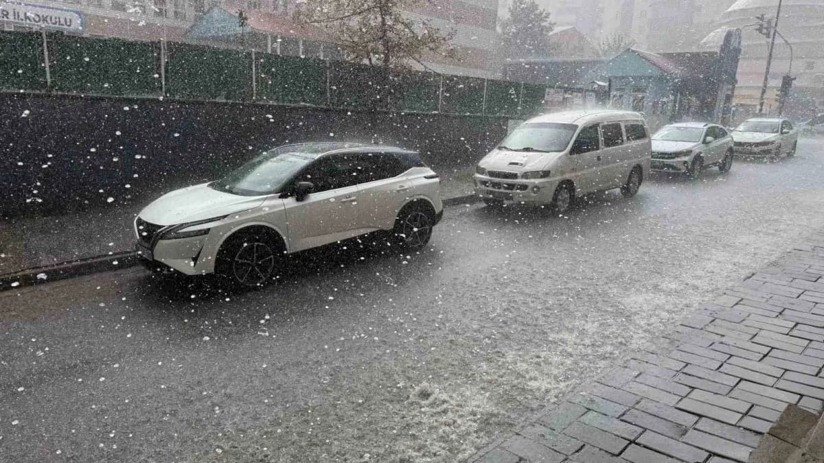 Tatvan ilçesinde sağanak ve ceviz büyüklüğünde dolu yağışı sonrası oluşan su birikintileri ve sokak görüntüleri