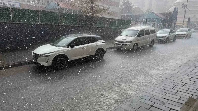 Tatvan ilçesinde sağanak ve ceviz büyüklüğünde dolu yağışı sonrası oluşan su birikintileri ve sokak görüntüleri