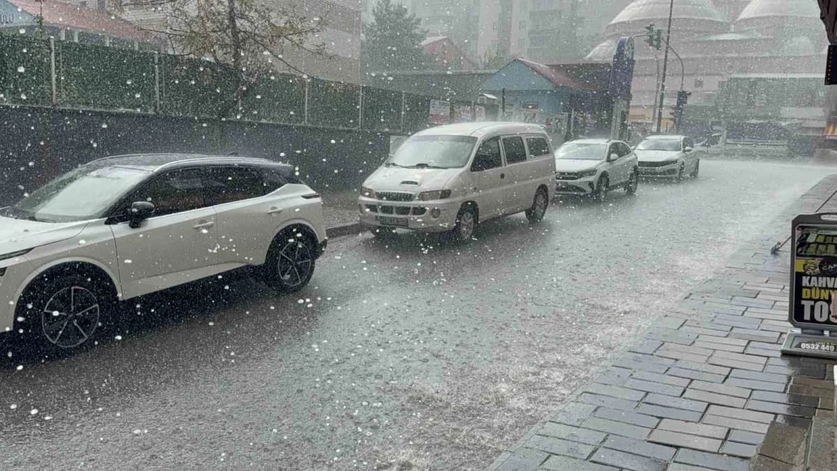 Bitlis’in Tatvan ilçesinde öğle saatlerinde etkili olan sağanak ve dolu yağışı, hayatı olumsuz etkiledi.