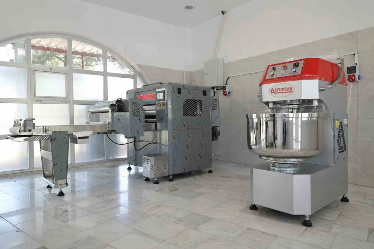 Tavas Baklavası üretim tesisinde çalışanlar ve Tavas Belediye Başkanı Kadir Tatık ile Tavas Ticaret Odası Başkanı Saffet
