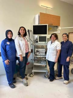 Tavas Devlet Hastanesi sağlık personeli bronkoskopi cihazı ile işlem yaparken