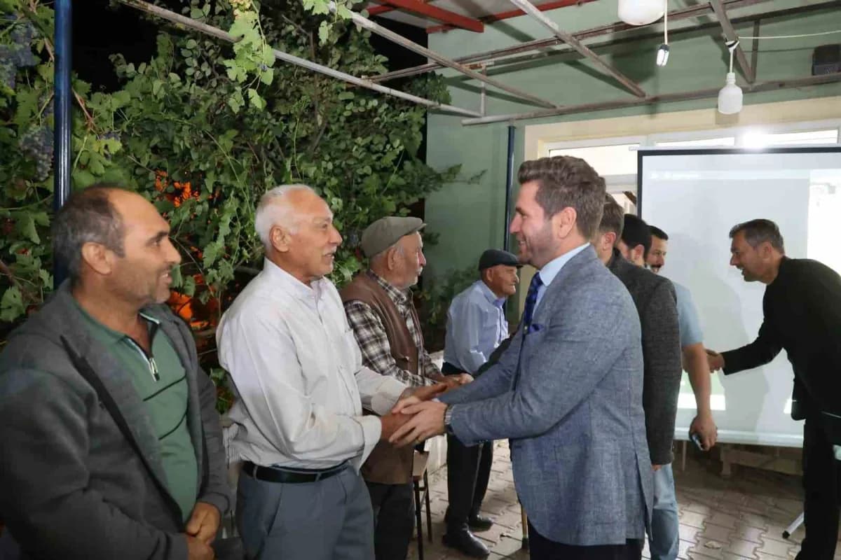 Tavas Belediye Başkanı Kadir Tatık Kozlar Mahallesi’nde halk toplantısında vatandaşlarla bir arada
