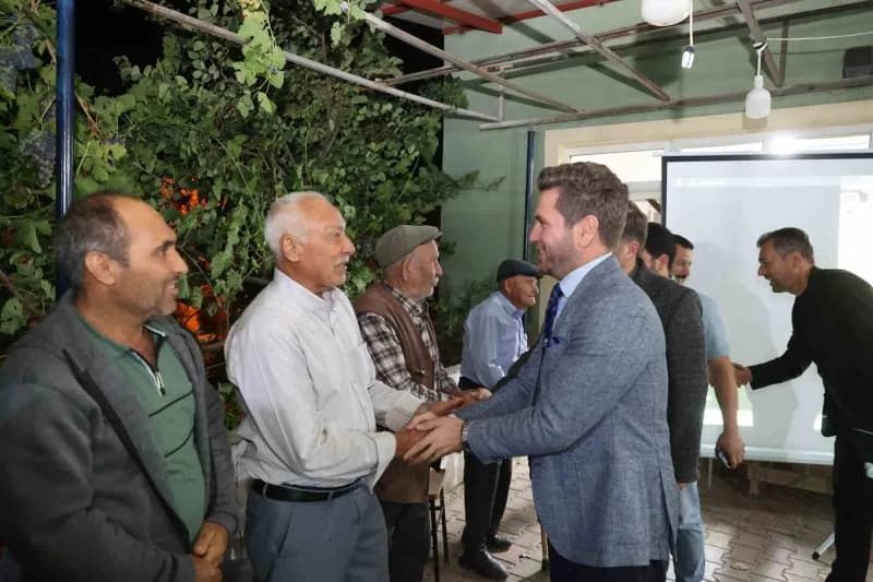 Tavas Belediye Başkanı Kadir Tatık Kozlar Mahallesi’nde halk toplantısında vatandaşlarla bir arada