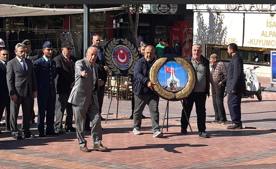 Dernekler çelenk sunumu