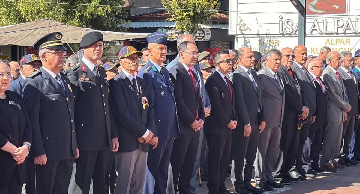 Tavşanlı’da 19 Eylül Gaziler Günü töreninde çelenk sunumu ve saygı duruşu yapılıyor