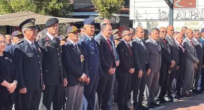 Tavşanlı’da 19 Eylül Gaziler Günü töreninde çelenk sunumu ve saygı duruşu yapılıyor