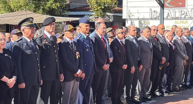 Tavşanlı’da 19 Eylül Gaziler Günü töreninde çelenk sunumu ve saygı duruşu yapılıyor