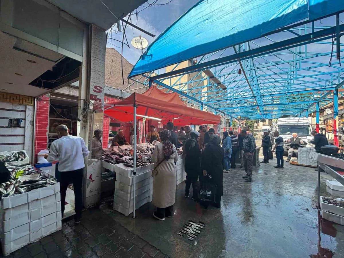 Kütahya'nın Tavşanlı ilçesindeki balık pazarında tezgâha çıkarılan 160 kilogram ağırlığındaki dev orkinos balığı, vatand