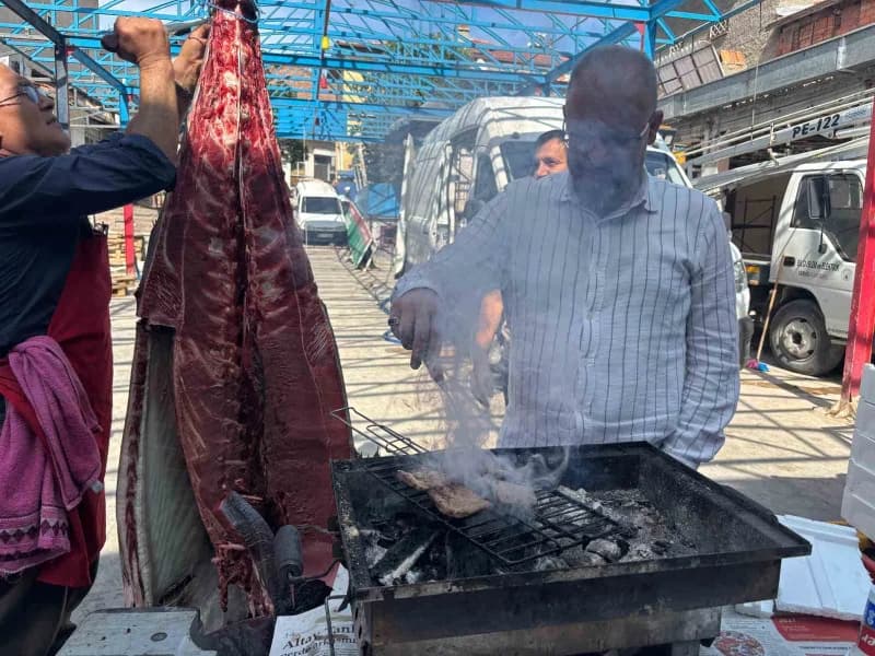 Kütahya'nın Tavşanlı ilçesindeki balık pazarında tezgâha çıkarılan 160 kilogram ağırlığındaki dev orkinos balığı, vatand