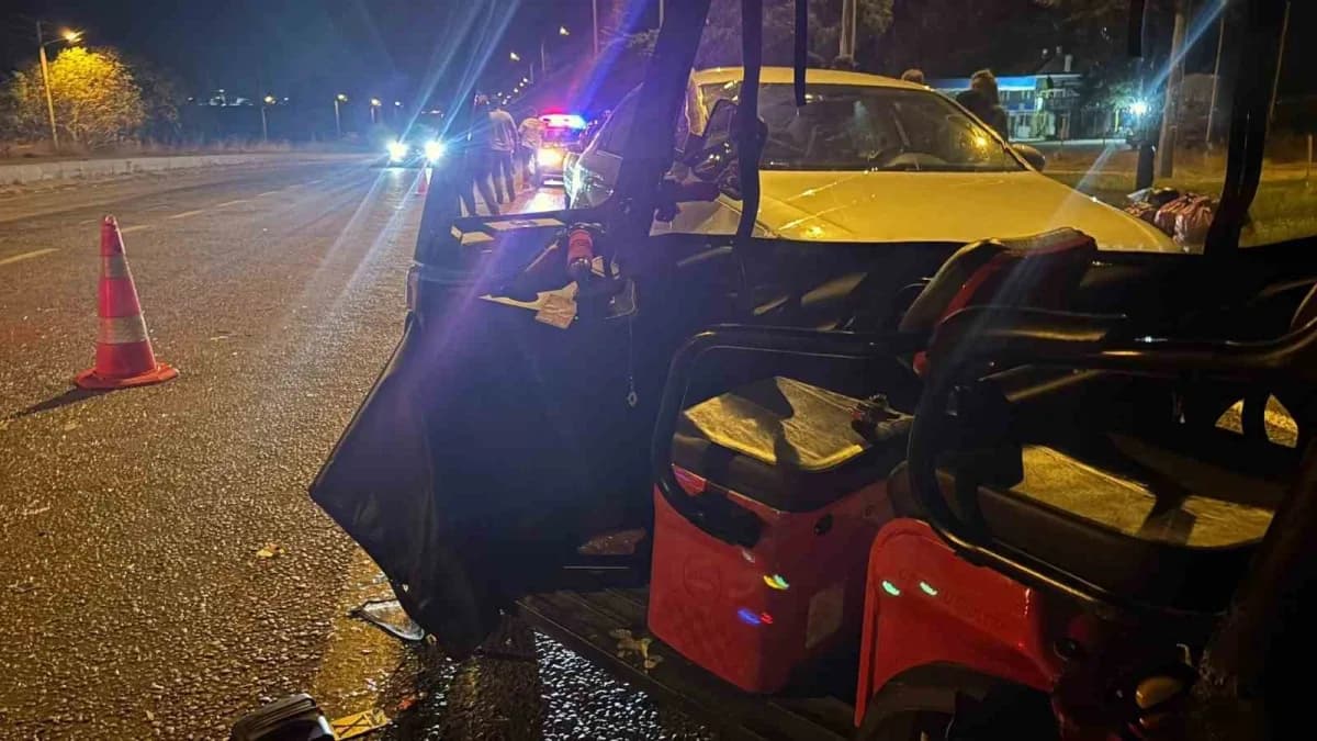 Tavşanlı'da otomobil elektrikli bisiklete çarptı: 2 yaralı
