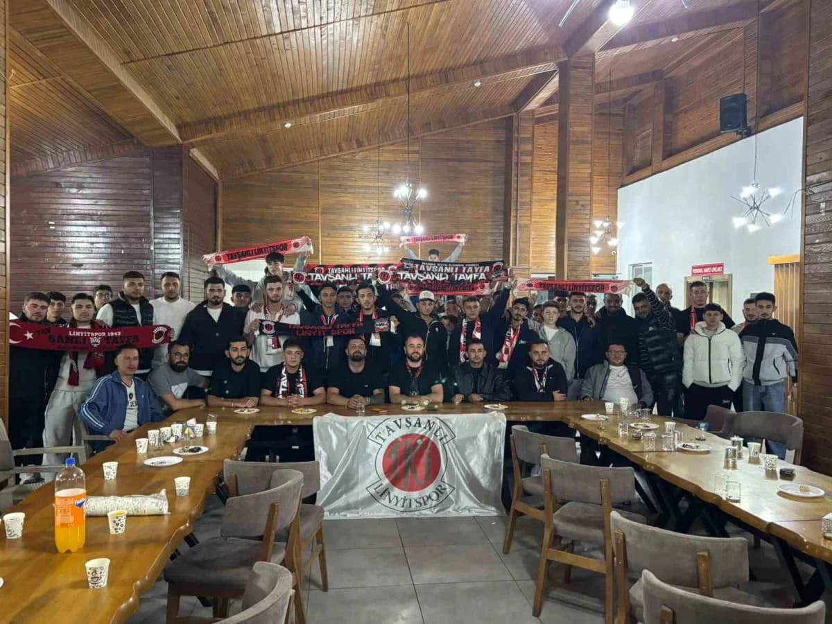 Profesyonelliğe geçiş Ligi temsilcilerinden TKİ Tavşanlı Linyitspor’un taraftar grubu "Tavşanlı Tayfa"