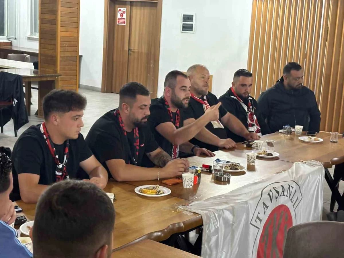 TKİ Tavşanlı Linyitspor taraftar grubu Tavşanlı Tayfa üyeleri yeni sezon hazırlık toplantısında