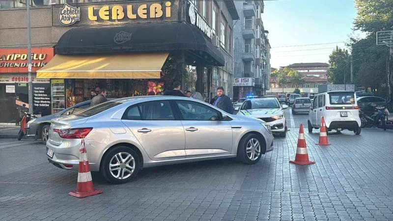 Kütahya Tavşanlı ilçesinde otomobil ile motosikletin çarpıştığı trafik kazası sonrası olay yeri