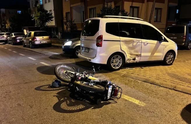 Kütahya’nın Tavşanlı ilçesinde hafif ticari araç ile motosikletin çarpışması sonucu meydana gelen trafik kazasında 1 kiş