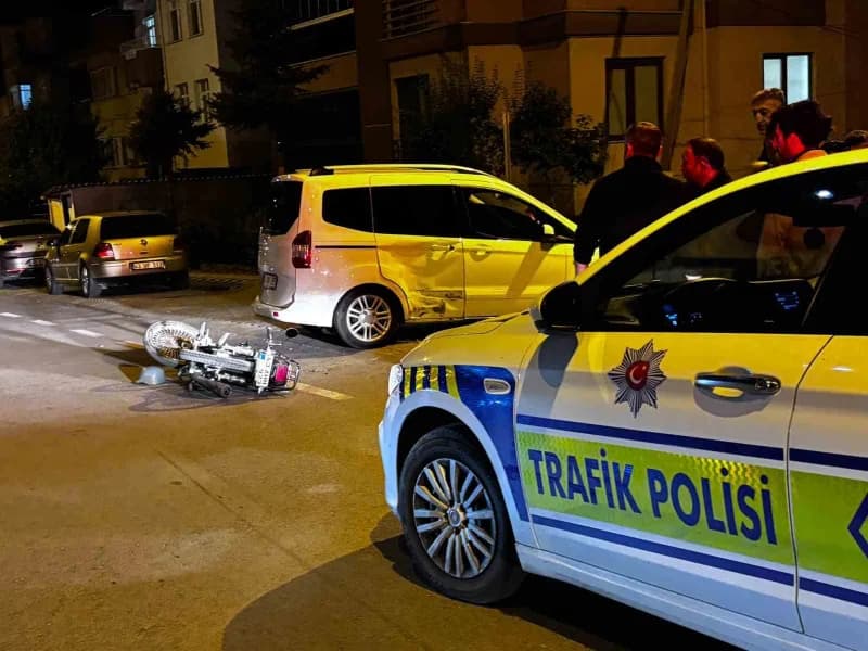 Tavşanlı’da hafif ticari araç ile motosikletin çarpışması sonucu meydana gelen trafik kazası sonrası olay yeri