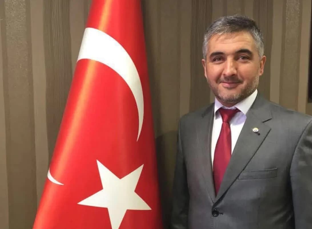 Tavşanlı Ticaret ve Sanayi Odası binası önünde seçim hazırlıkları