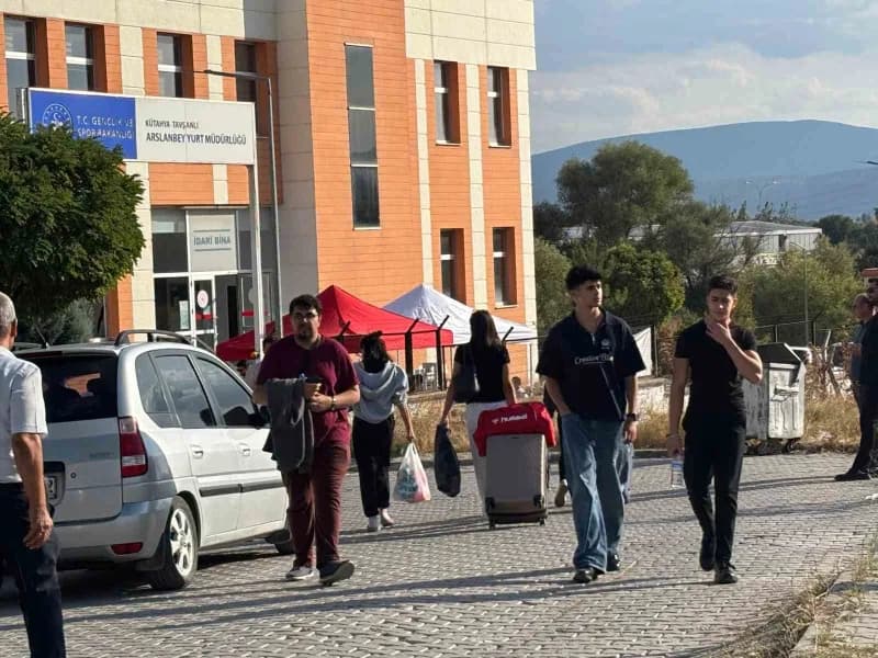 Tavşanlı’da üniversite öğrencileri kayıt işlemleri ve yerleşim sürecinde çay ikramı yapılan Kredi Yurtlar Kurumu